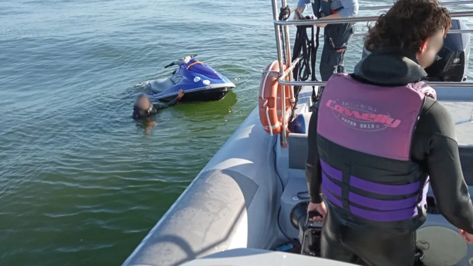 Homens prestes a naufragar de mota de água resgatados ao largo de Oeiras