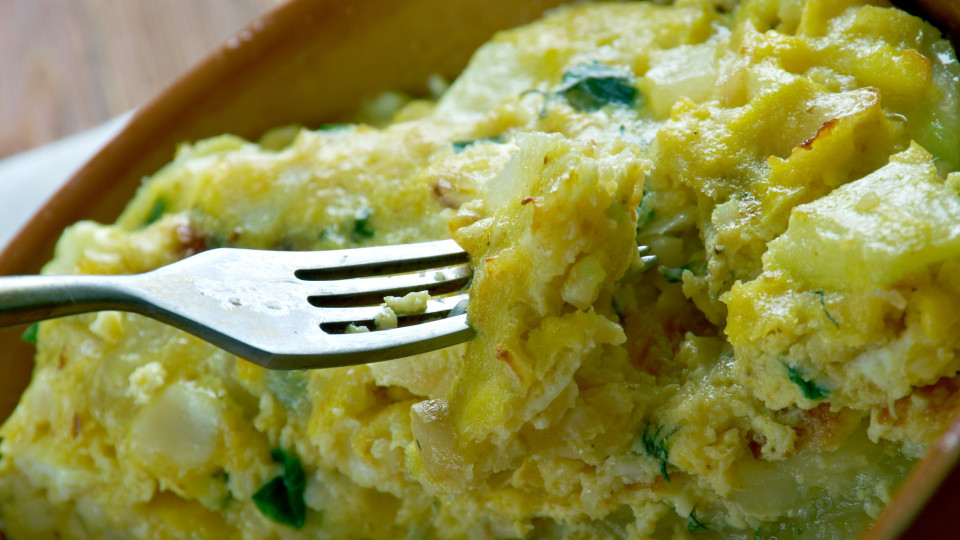 Esta receita de tortilha de bacalhau é fácil de fazer e desfaz-se na boca