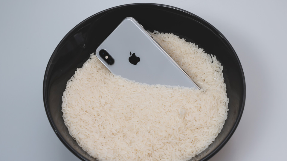 iPhone com água? Não o coloque em arroz (o alerta é da Apple)