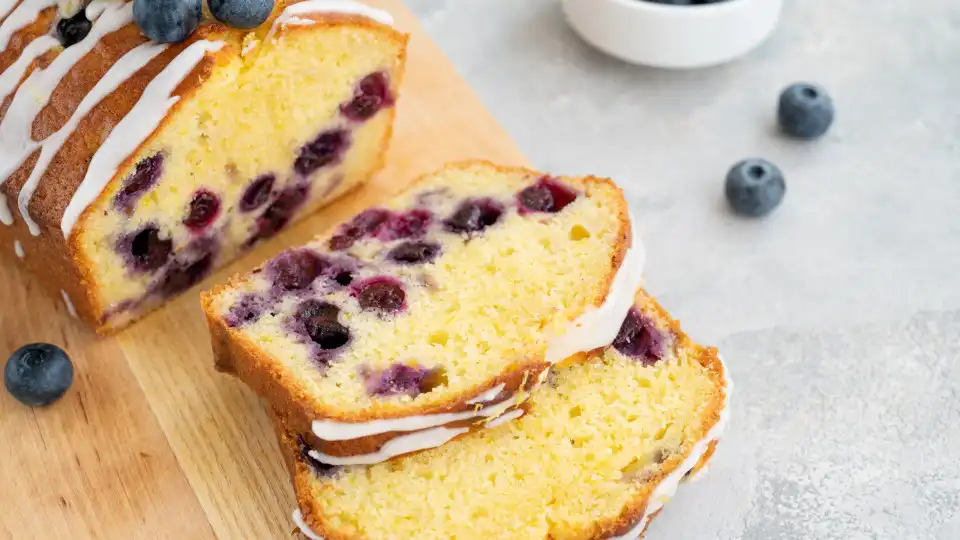 Junte mirtilos ao clássico bolo de iogurte. Fica mais apetitoso