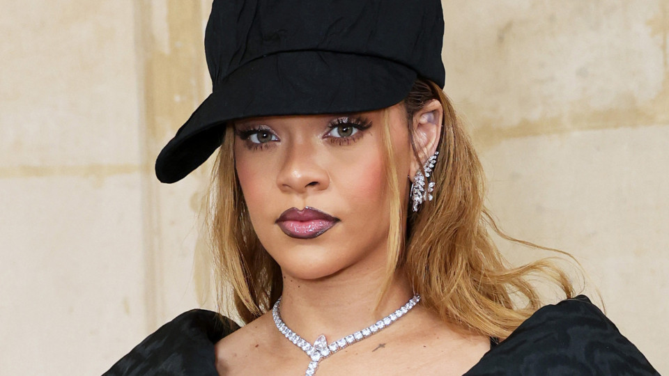 Rihanna revela looks que já usou e que lhe causam 'repulsa'