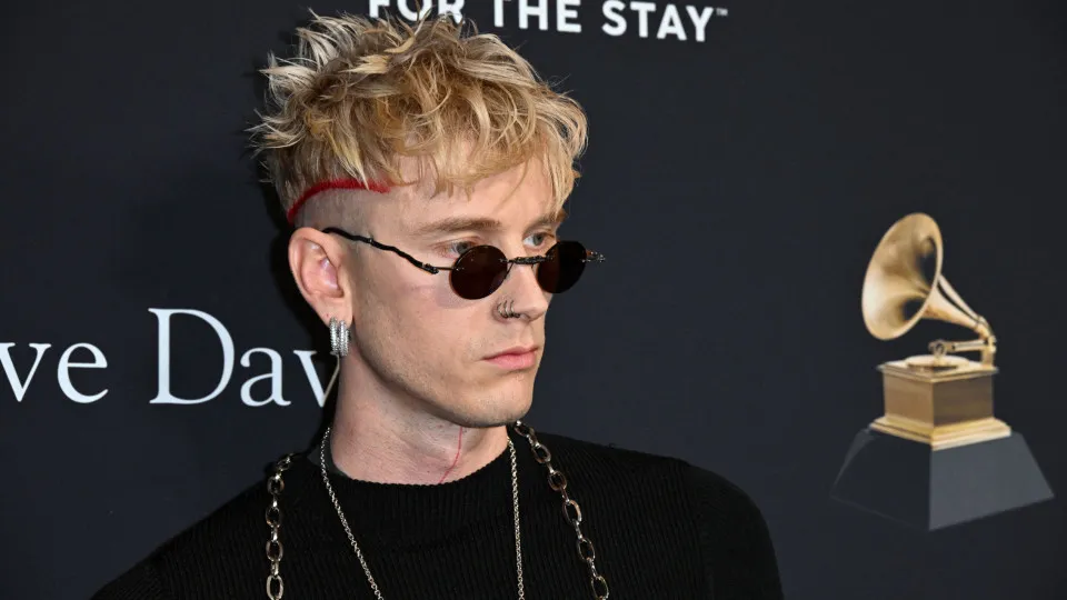 Machine Gun Kelly fala sobre aborto que Megan Fox sofreu