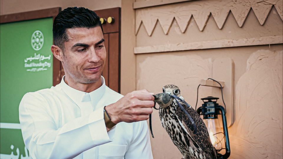 Cristiano Ronaldo assinala dia histórico na Arábia... com águia na mão
