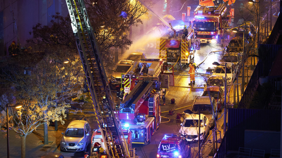 Centenas de realojados e 4 mortos. As imagens do incêndio em Valência