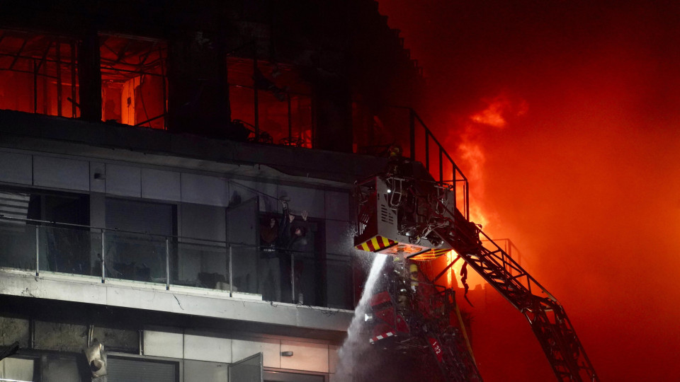 Sara, portuguesa, foi salva das chamas em Valência após "2h30 no terraço"