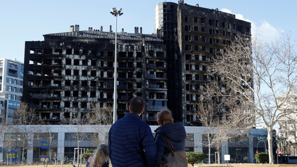 Sobe para 10 o número de mortos após incêndio em edifício de Valência