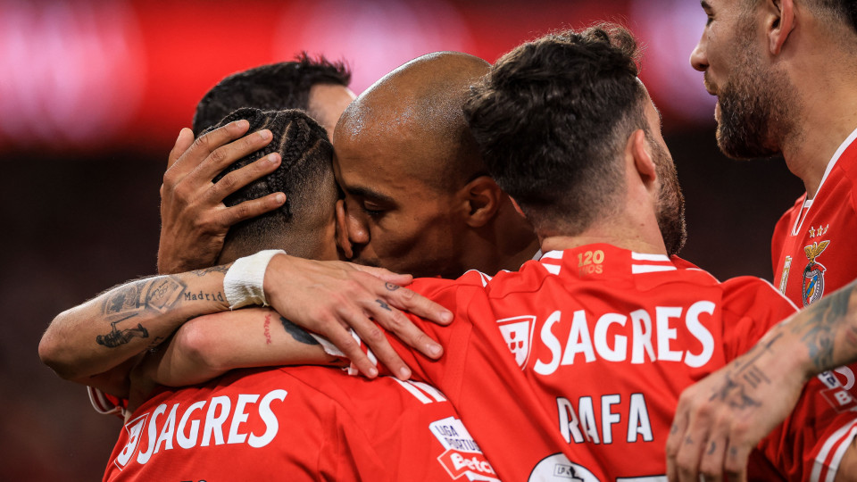 Quatro minutos de 'ketchup' conservam liderança do Benfica na Luz