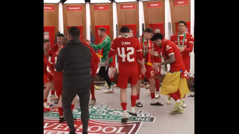 A festa no balneário do Liverpool após a conquista da Taça da Liga