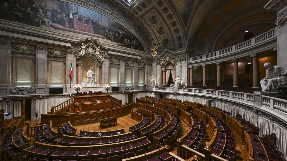 Parlamento reúne na 4.ª feira para resolver impasse na liderança na AR