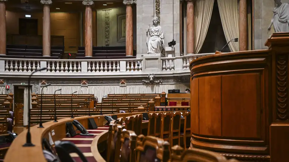 Funcionários públicos marcham até à Assembleia da República em protesto