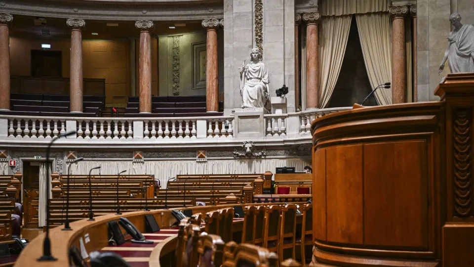 Ventura com "rabo preso"? Parlamento retoma com violento confronto verbal