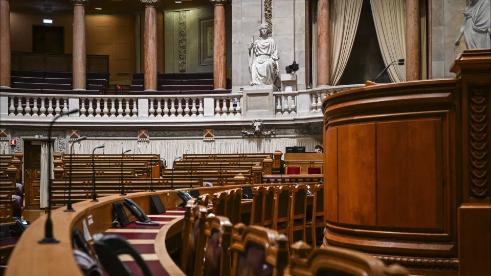 Comissão Permanente debate 2.ª-feira caos nos exames - e não ouvirá o MAI
