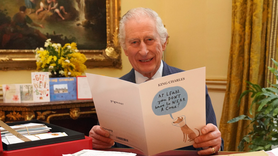 A emoção de Carlos III ao ler as cartas dos seus admiradores