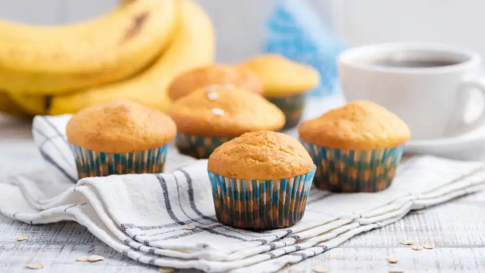 Banana e cenoura são os ingredientes principais destes 'muffins'