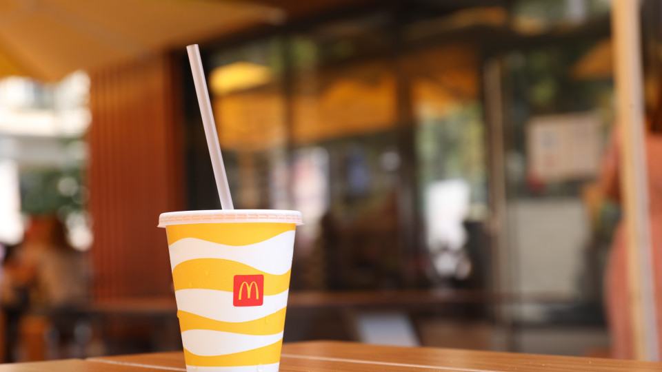 Funcionário do McDonald’s esmurrado por tocar em tampa da bebida