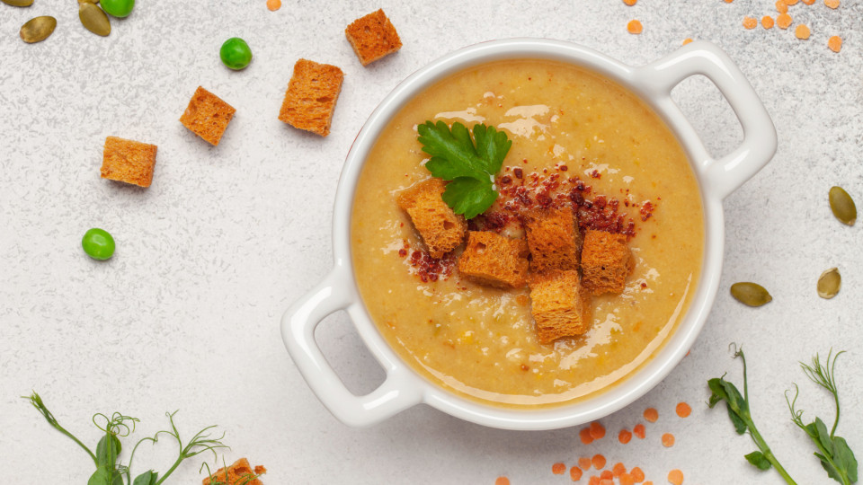 Só precisa de 15 minutos para fazer esta sopa de lentilhas