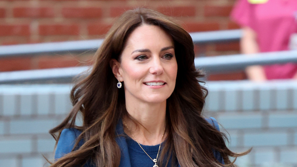 Kate Middleton vista com William a sair do castelo de Windsor