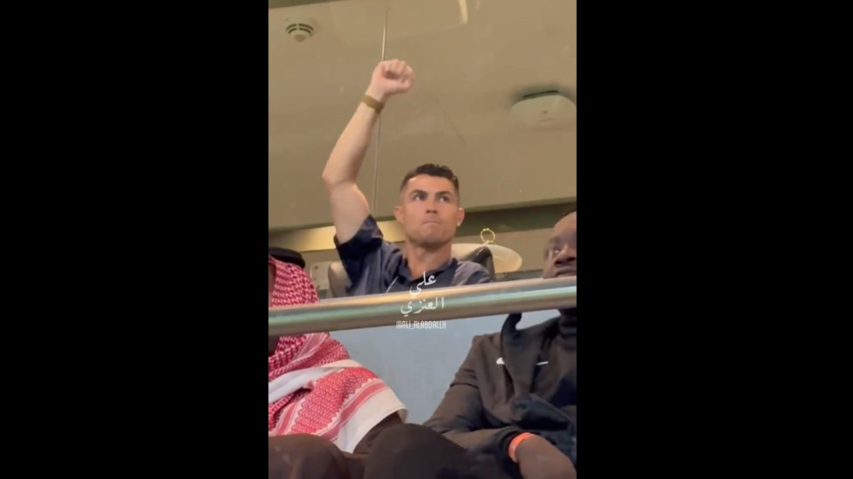 Castigado, Cristiano Ronaldo fica na bancada e reage a homenagem