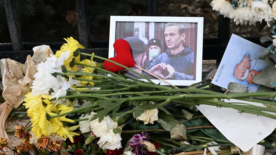 UE apresenta condolências à família e amigos de Navalny no dia do funeral