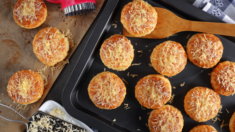 Sem ideias? Sirva estes (incríveis) scones de queijo ao lanche