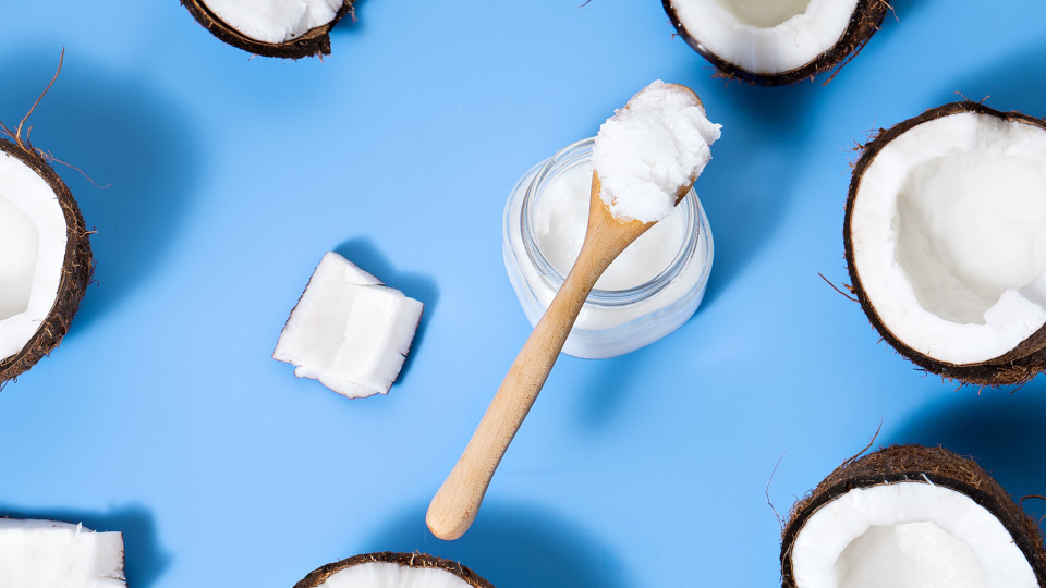 Dermatologistas ensinam a usar óleo de coco para hidratar a pele do rosto