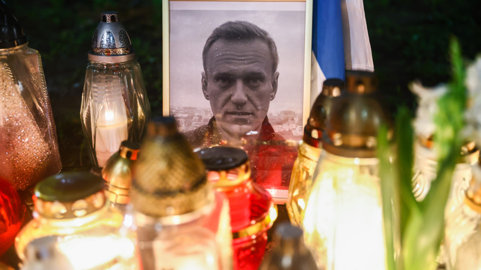 Navalny homenageado junto a embaixada russa em Lisboa no seu aniversário 