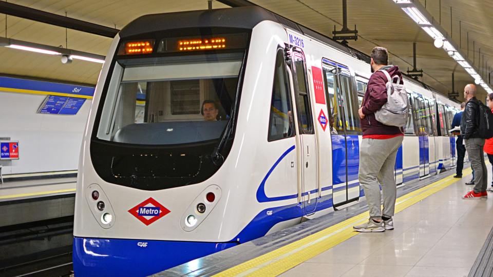 Jovem de 19 anos morre após cair entre plataforma e metro em Madrid
