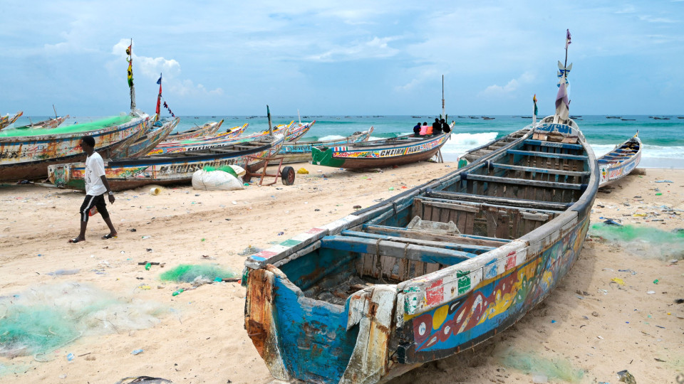 Piroga com cinco pessoas e cinco corpos deu à costa em Cabo Verde
