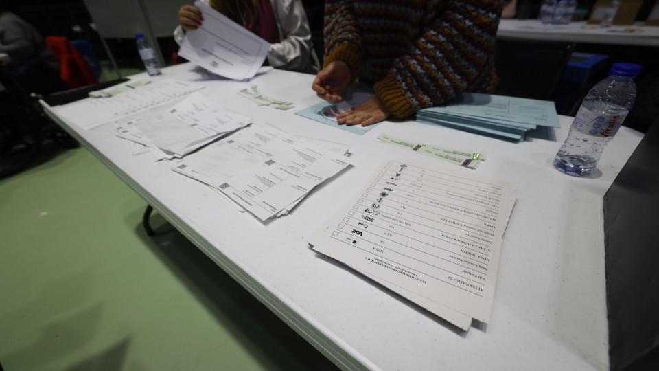 Contagem dos votos dos emigrantes arrancou a cargo de 700 cidadãos