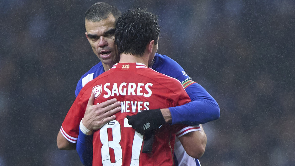 Imagens que ficam. João Neves abraçado por Pepe (e não só) após goleada