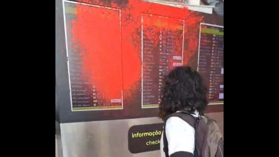 Ativistas do Climáximo pintam de vermelho leitores do Aeroporto de Lisboa