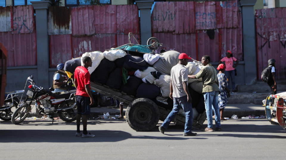 Como o Haiti chegou à beira da guerra civil e desastre social?