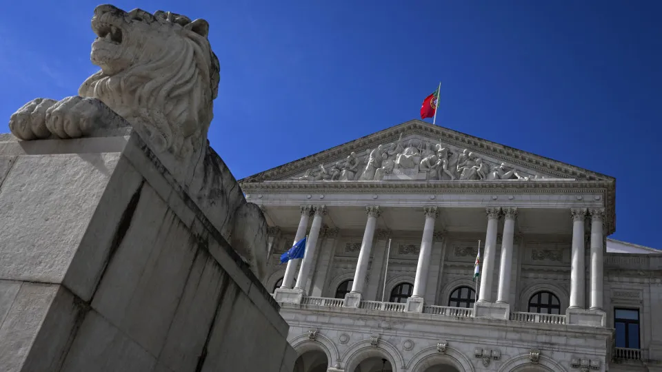 Leis laborais? PCP e PSD em confronto sobre o que vai para o 'caixote'