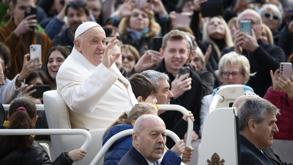 Constipado e sem mobilidade, Papa tem dificuldades a subir ao 'papamóvel'