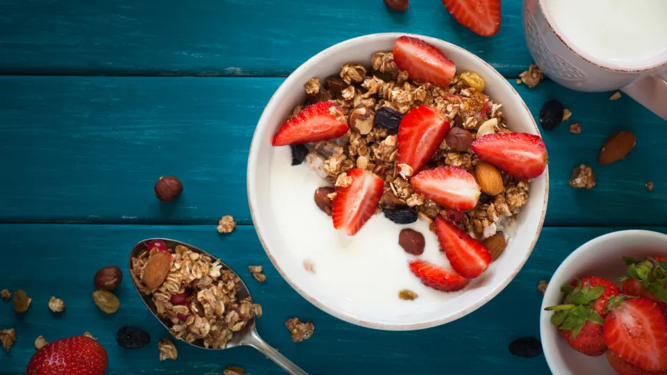 Se quer dormir melhor, coma estes três alimentos em conjunto