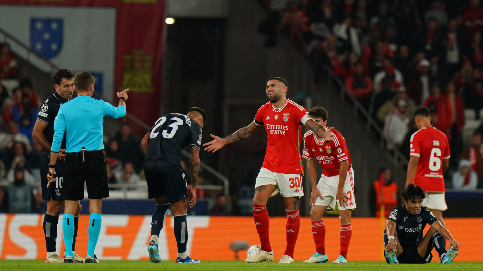 Árbitro de má memória para portugueses apita o Arsenal-FC Porto
