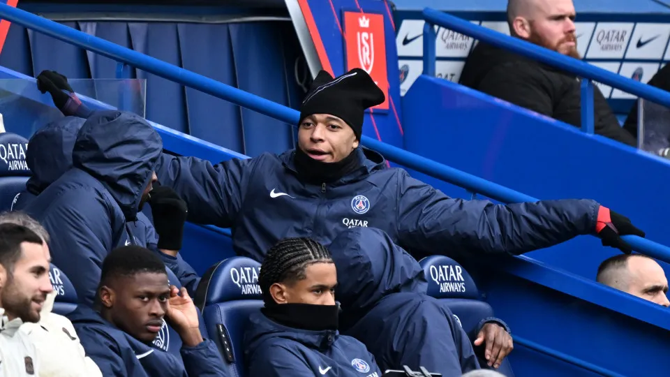 Mbappé fica no banco de suplentes e Luis Enrique recusa explicar porquê