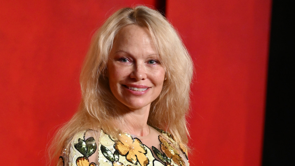 De 'cara lavada', Pamela Anderson diz achar que imperfeições são "sexy"