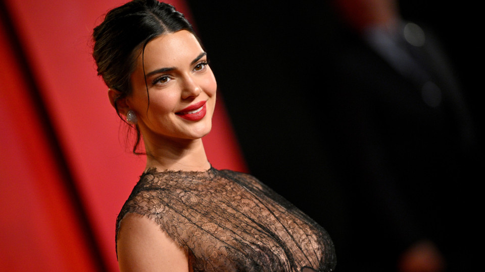 O vestido de Kendall Jenner cheio de transparências 'estratégicas'