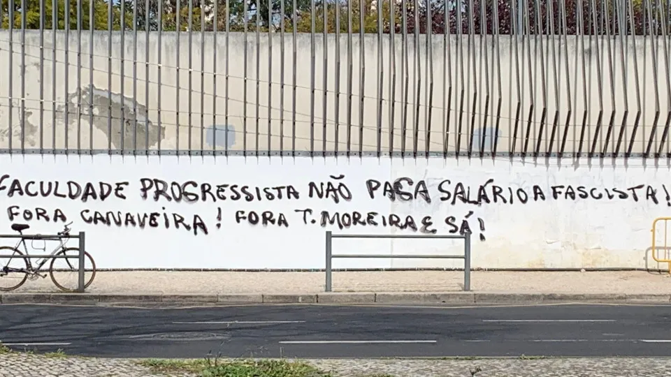 FCSH vandalizada com insulto a professor e deputado do PSD. "Fascista"