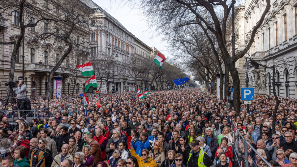 Nova figura da oposição na Hungria reúne milhares de pessoas em protesto