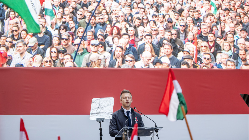 Opositor a Orbán reitera apelos para a mudança durante manifestação