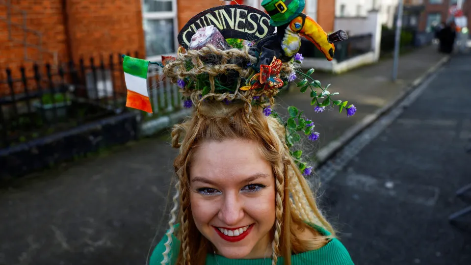 Dublin comemora Dia de São Patrício. Eis as imagens (a verde e branco)