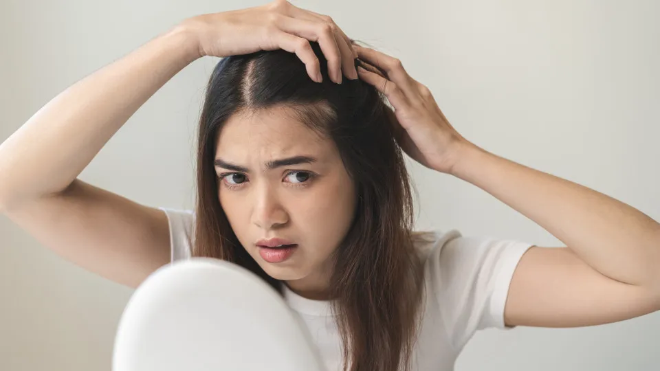 Cabelo muito fraco? Eis as causas mais comuns (em mulheres) 