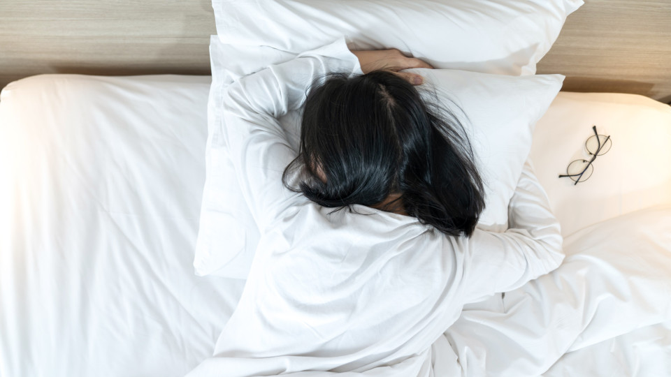 Quiroprático alerta: Esta é a pior posição para dormir