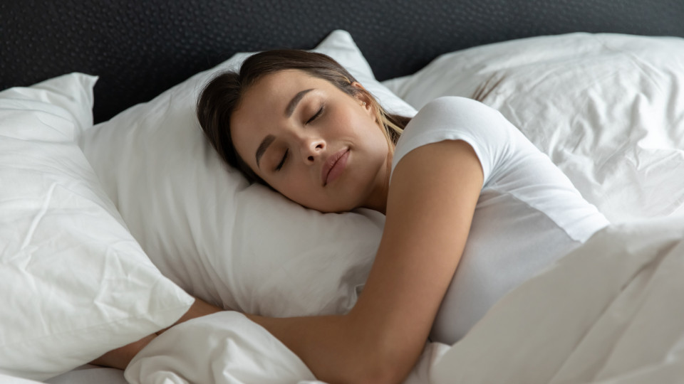 Os riscos que está a correr quando dorme com uma almofada alta