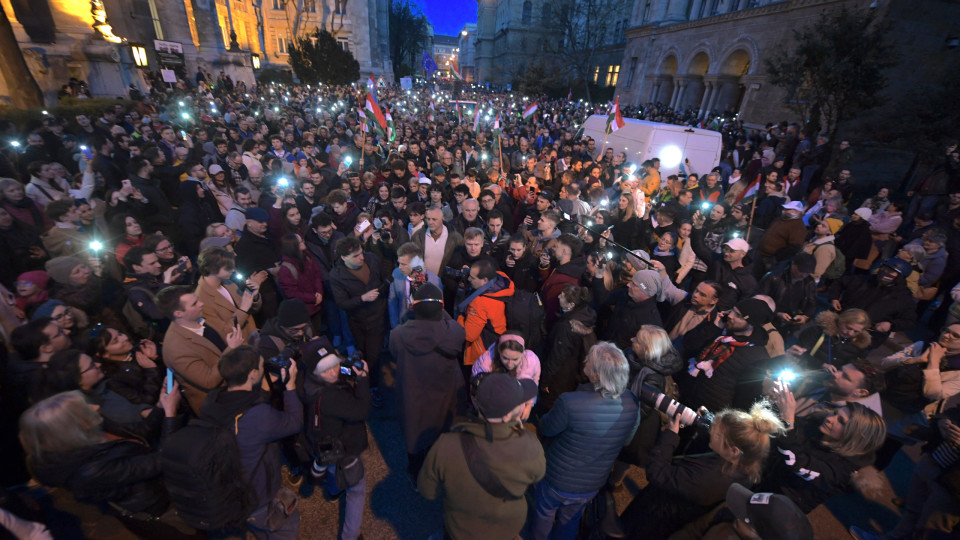 Milhares manifestam-se na Hungria após acusações de corrupção no governo