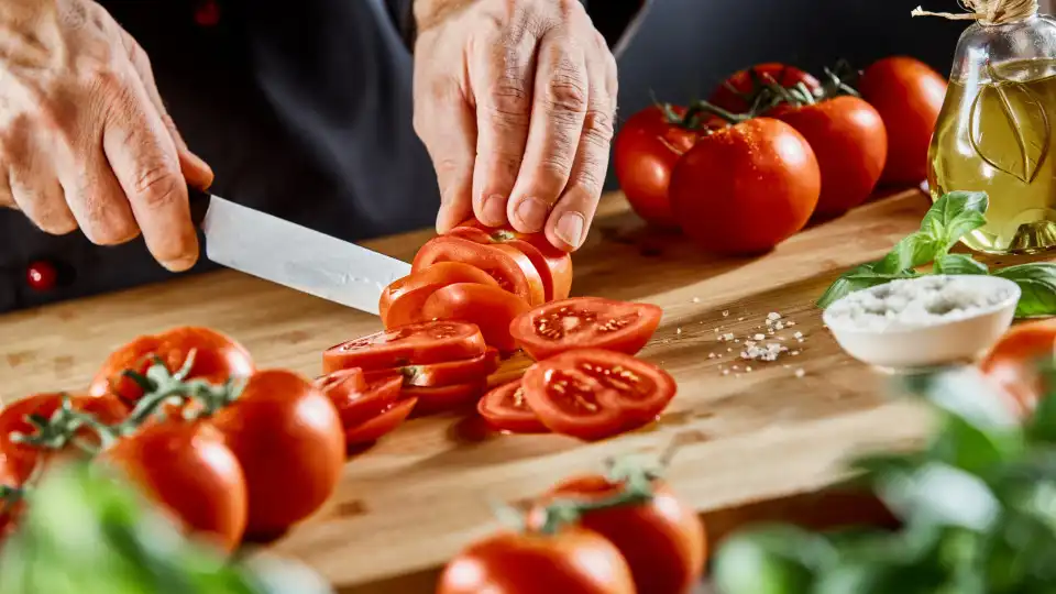 Com fome e sem ideias? Faça uma tosta de queijo e tomate 