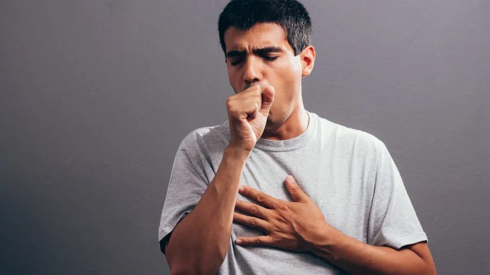 Tosse persistente? Os conselhos de dois médicos para aliviá-la