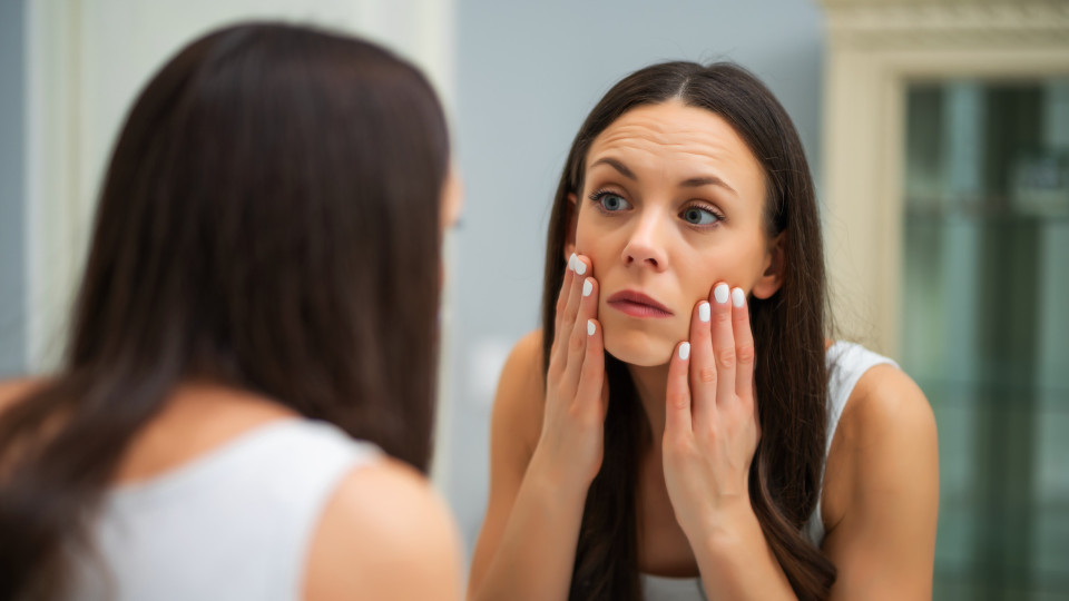 As dicas de uma dermatologista para pôr fim aos papos nos olhos